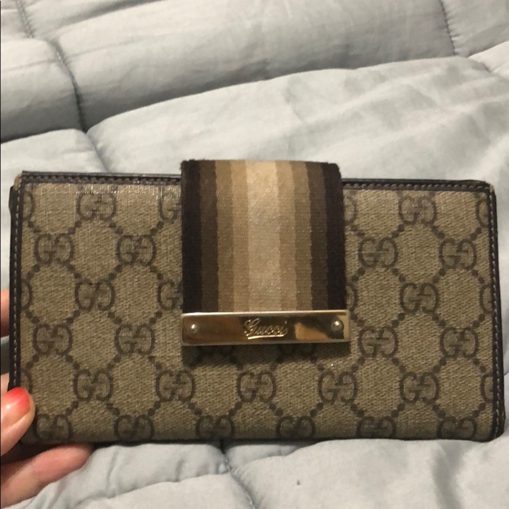 Gucci wallet！ always handy for a coffee!